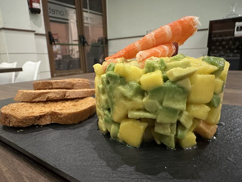 Timbal de langostinos, mango y aguacate